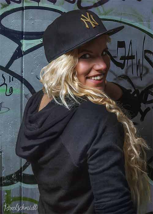 Nicci vor der Graffitiwand