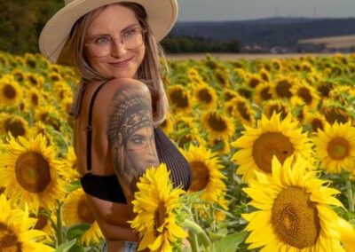 Vanessa-Porträt im Sonnenblumenfeld