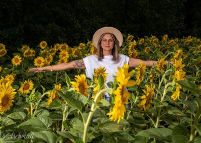 Shooting mit Model und Sonnenblumen